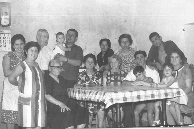Fotografía familiar tomada tras el nacimiento de María José Picó. / Imagen cedida