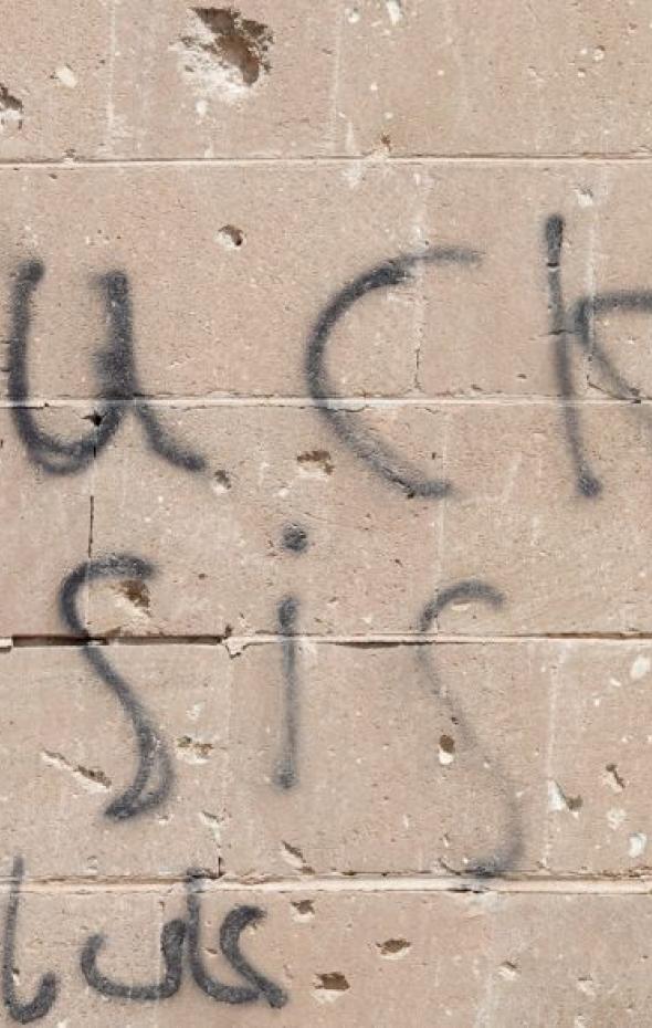 Pintada contra el ISIS en los muros de una mezquita destrozada por el Estado Islámico en Mosul (Irak), en abril de 2018.Kay Nietfeld / picture alliance via Getty Images