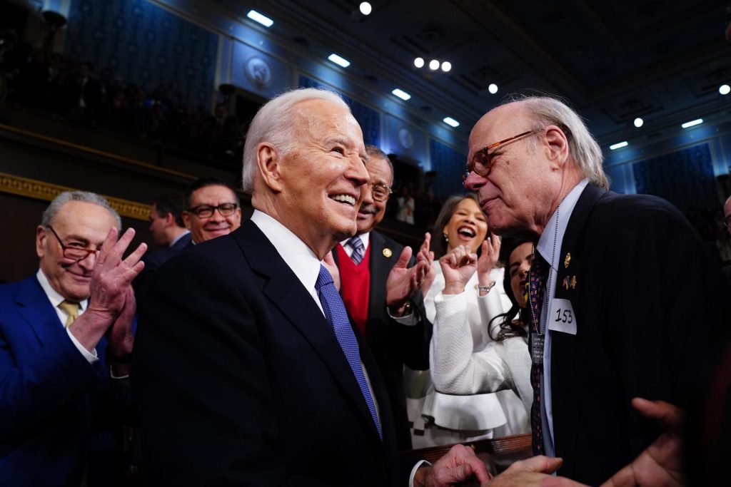 El presidente estadounidense Joe Biden (C) llega a la Cámara de Representantes del Capitolio de los Estados Unidos para su tercer discurso sobre el Estado de la Unión. EFE/EPA/SHAWN THEW/PISCINA