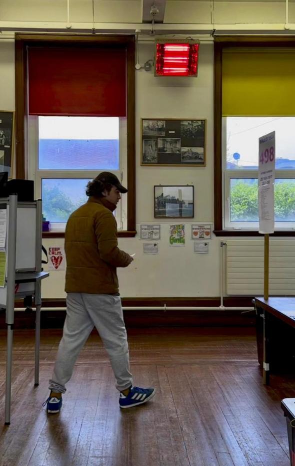 Una persona se acerca al funcionario electoral mientras Irlanda celebra referendos sobre los cambios propuestos a la redacción de la Constitución.EFE/EPA/MOSTAFA DARWISH