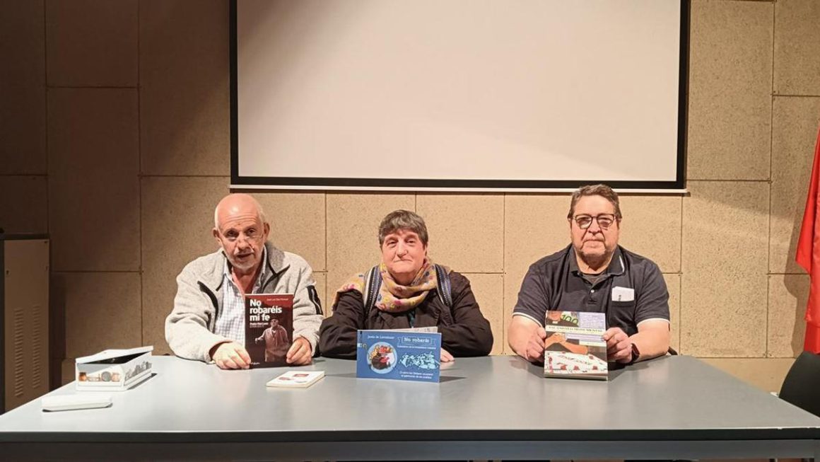 Andrés Valentín (portavoz) Cristina Contreras (presidenta) y Juan Ramón Burguete, de la asociación Irazarra sostienen publicaciones de la Plataforma. M.Z.E