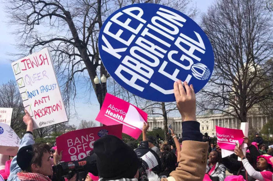 Personas pro-vida y pro-elección chocan afuera de la Corte Suprema de EE. UU. el 26 de marzo de 2024, durante los argumentos orales de la FDA contra la Alianza para la Medicina Hipocrática. | Samantha Kamman/The Christian Post