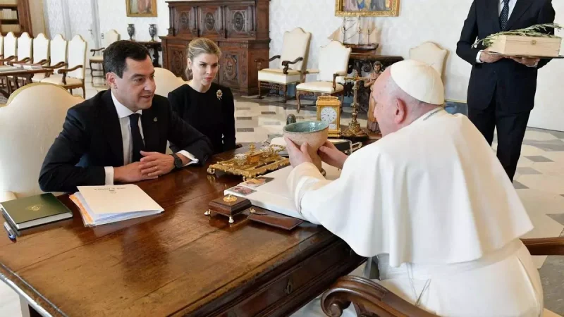 El presidente andaluz, Juanma Moreno, ante el Papa el 21 de marzo. JUNTA DE ANDALUCÍA