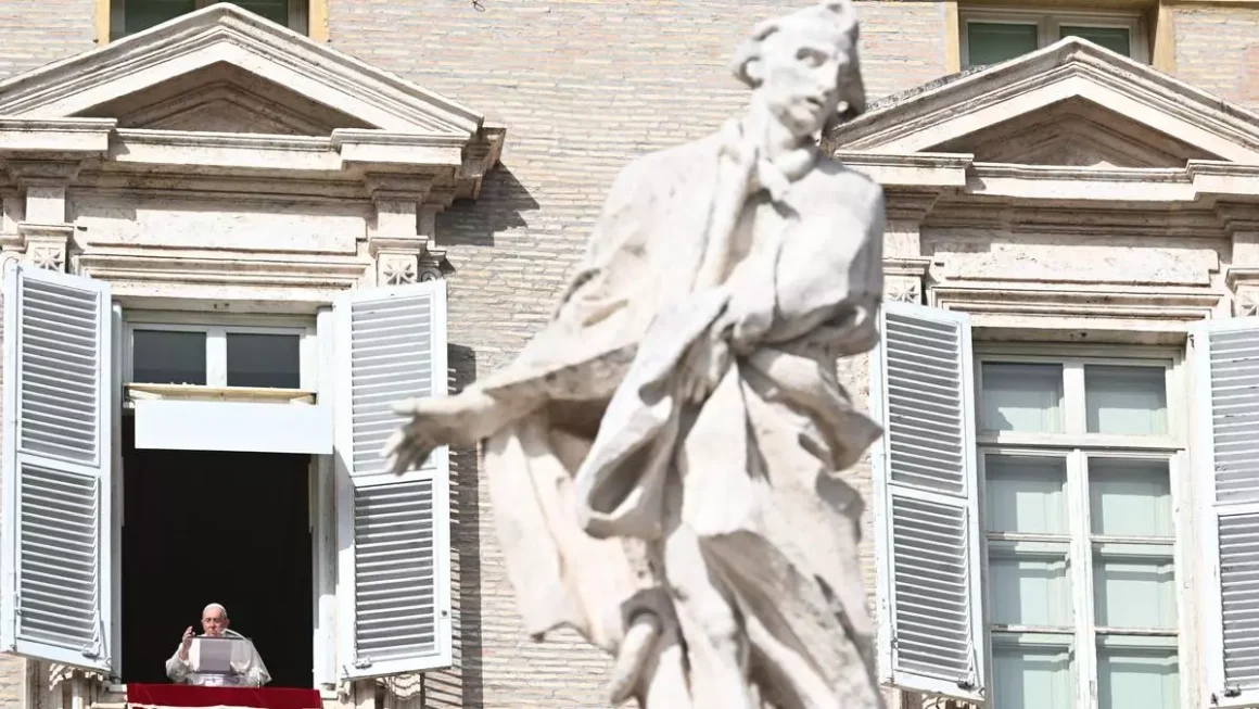 El papa Francisco dirige su oración del Ángelus desde la ventana de su oficina con vistas a la Plaza de San Pedro en el Vaticano, el 5 de noviembre de 2023. EFE/EPA/CLAUDIO PERI