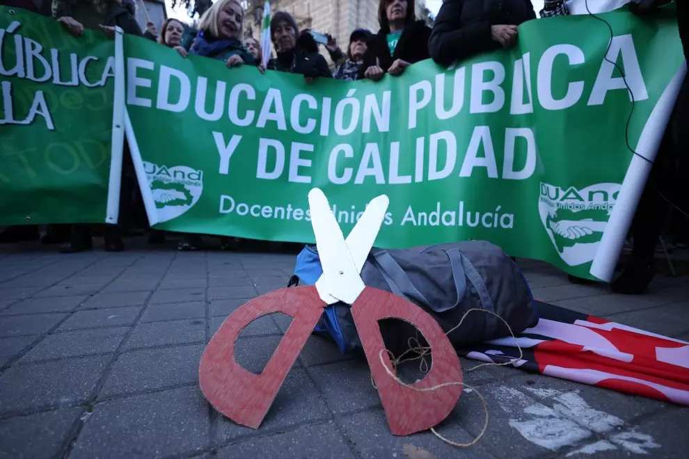 Miembros de las mareas andaluzas de sanidad y educación protestan a las puertas del Parlamento de Andalucía. Imagen de archivo. — Joaquin Corchero / Europa Press