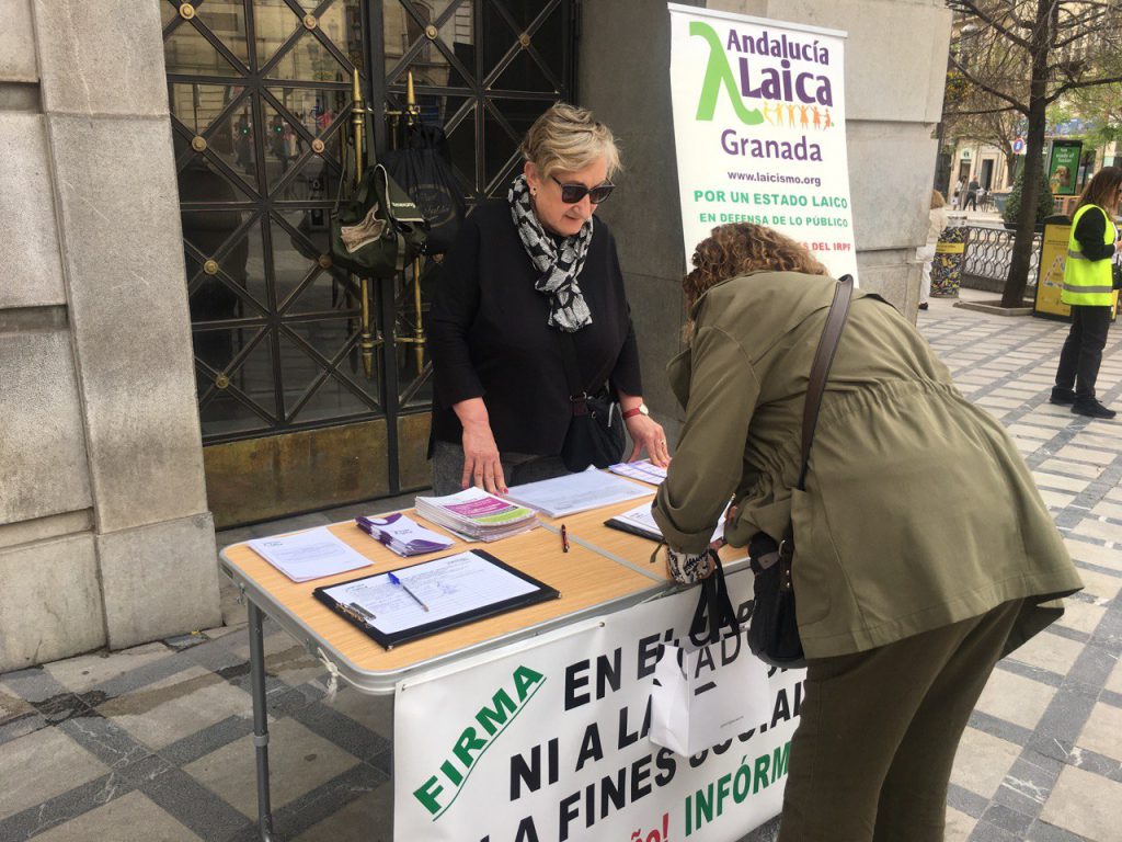Granada Laica Mesa informativa y recogida de firmas para la campaña del IRPF no marques ninguna casilla