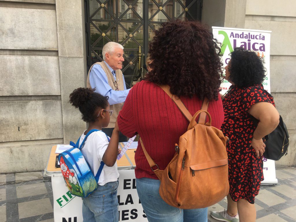 Granada Laica Mesa informativa y recogida de firmas para la campaña del IRPF no marques ninguna casilla