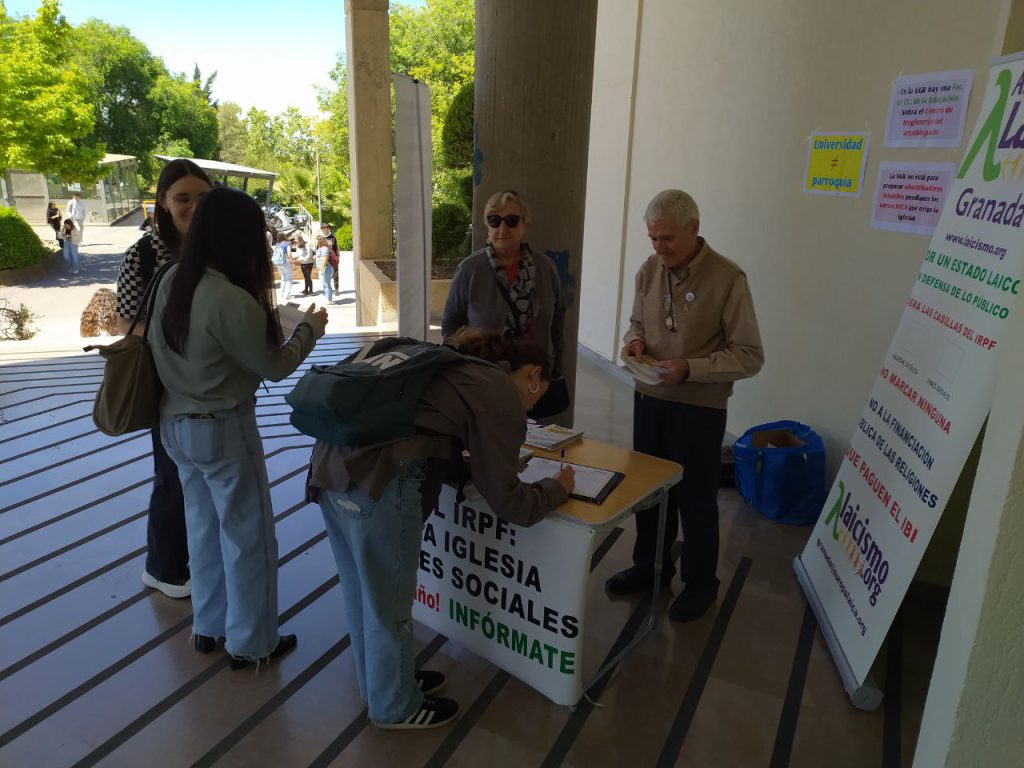 Granada Laica y UNI Laica Mesa informativa y recogida de firmas para la campaña del IRPF no marques ninguna casilla y Universeidad Laica el 23 de abril de 2024 en la Facultad de Ciencias de la Educación