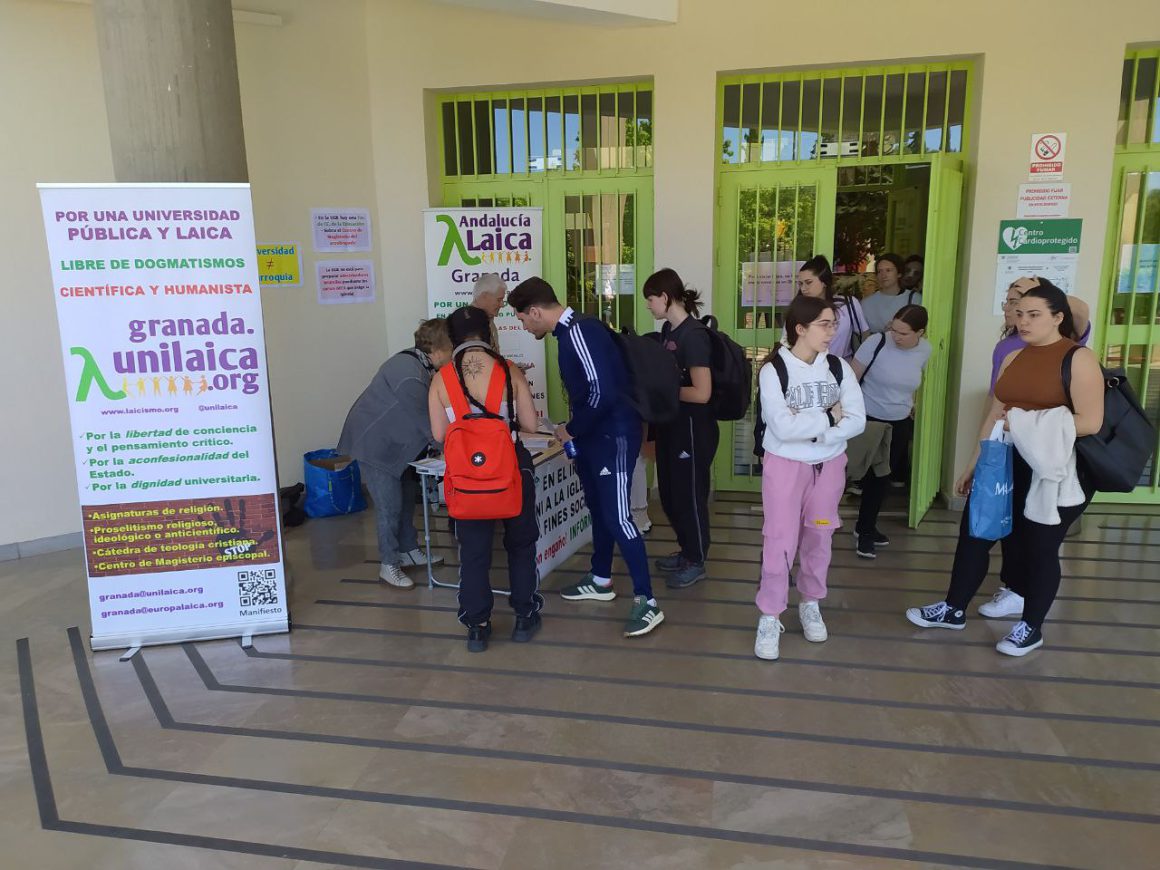 Granada Laica y UNI Laica Mesa informativa y recogida de firmas para la campaña del IRPF no marques ninguna casilla y Universeidad Laica el 23 de abril de 2024 en la Facultad de Ciencias de la Educación