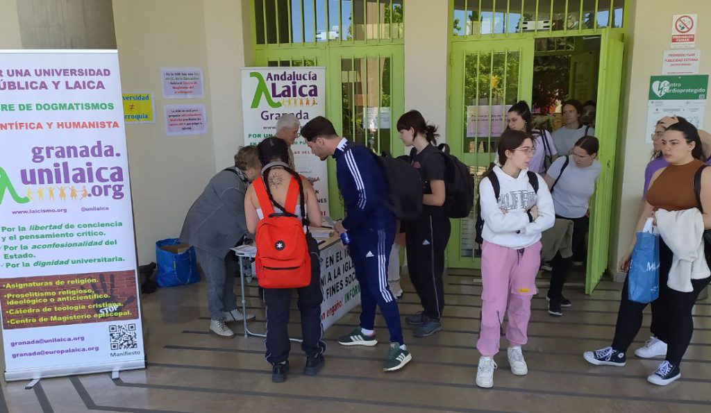 Granada Laica y UNI Laica Mesa informativa y recogida de firmas para la campaña del IRPF no marques ninguna casilla y Universeidad Laica el 23 de abril de 2024 en la Facultad de Ciencias de la Educación