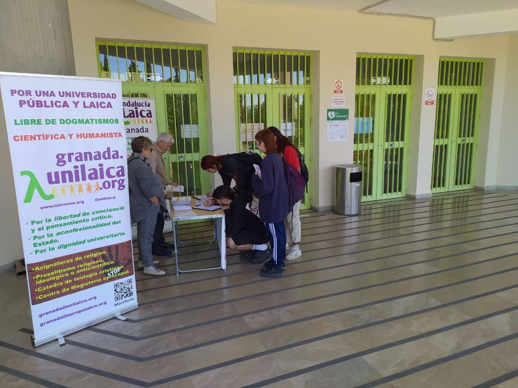 Granada Laica y UNI Laica Mesa informativa y recogida de firmas para la campaña del IRPF no marques ninguna casilla y Universeidad Laica el 23 de abril de 2024 en la Facultad de Ciencias de la Educación