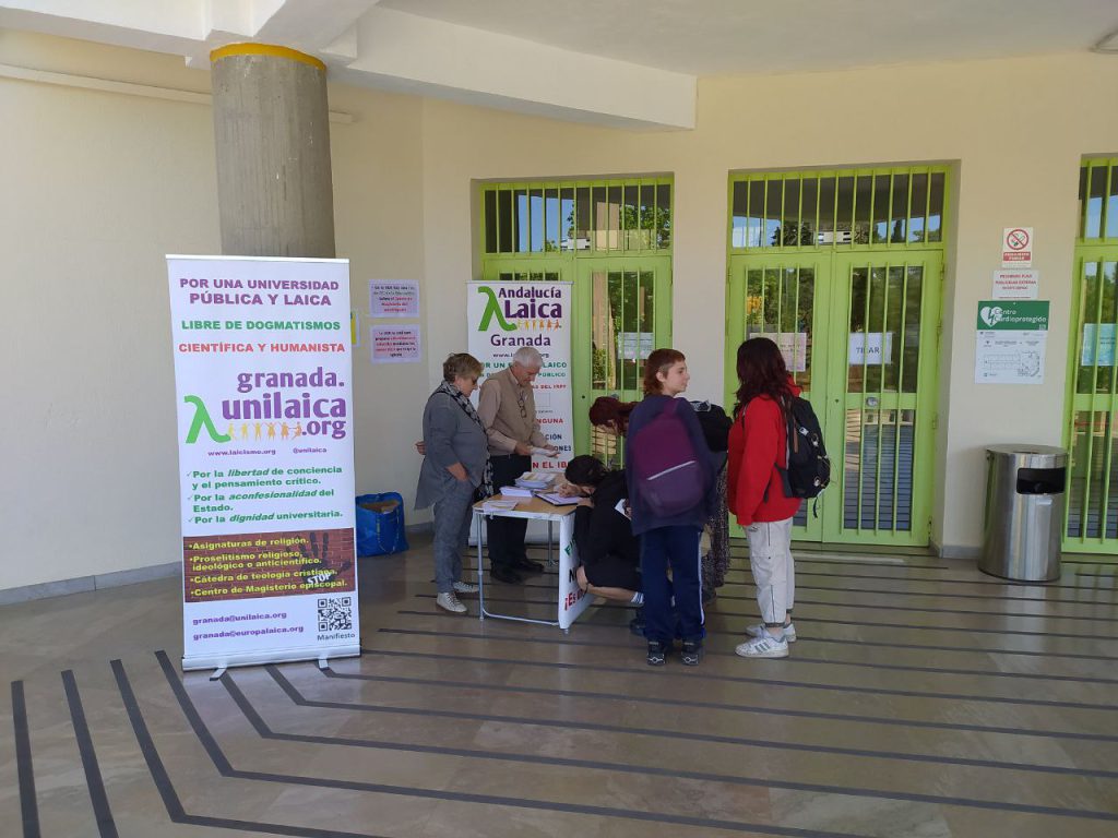 Granada Laica y UNI Laica Mesa informativa y recogida de firmas para la campaña del IRPF no marques ninguna casilla y Universeidad Laica el 23 de abril de 2024 en la Facultad de Ciencias de la Educación
