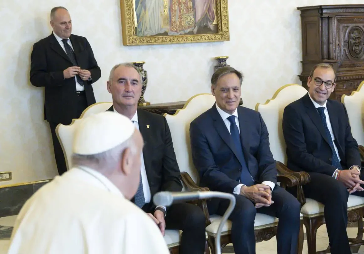 El alcalde de Segovia, José Mazarías, junto al papa. Vatican Media