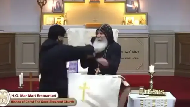 Momento en el que el atacante acuchilla al obispo.Redes