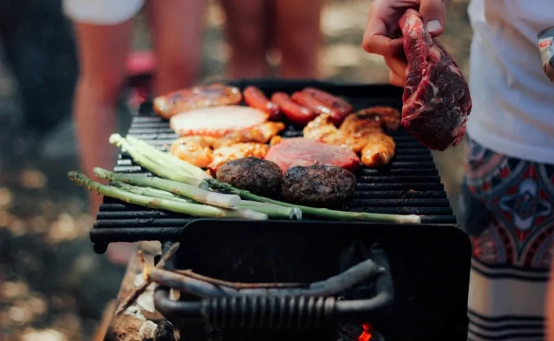 Familia denuncia a su vecino por asar carne en un Viernes Santo. Unsplash