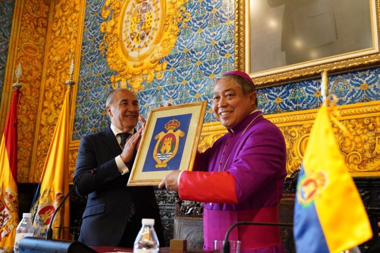 El nuncio de su Santidad en el Salón de Plenos de Algeciras.