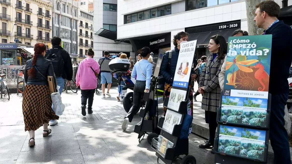 Unos testigos de Jehová predicando en Barcelona Xavier Jubierre