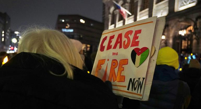 © Unsplash/Brett Wharton Manifestantes en Boston protestando por un alto el fuego en la guerra de Gaza.