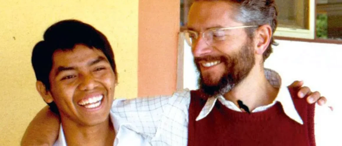 El jesuita Francesc Peris, con un alumno en Bolivia. / El Periódico