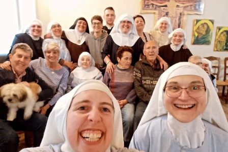 Foto de familia que compartían ayer por la noche las clarisas de Belorado en su recién creada cuenta de Instagram. Instagram