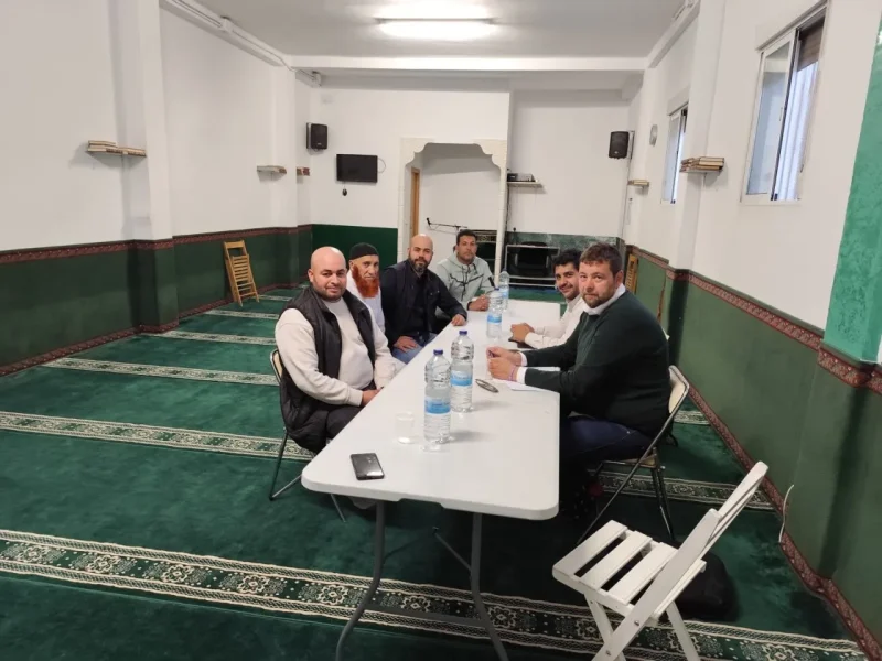 Los concejales José Guillén y Diego Piñeiro en una reunión con la comunidad musulmana de Teruel