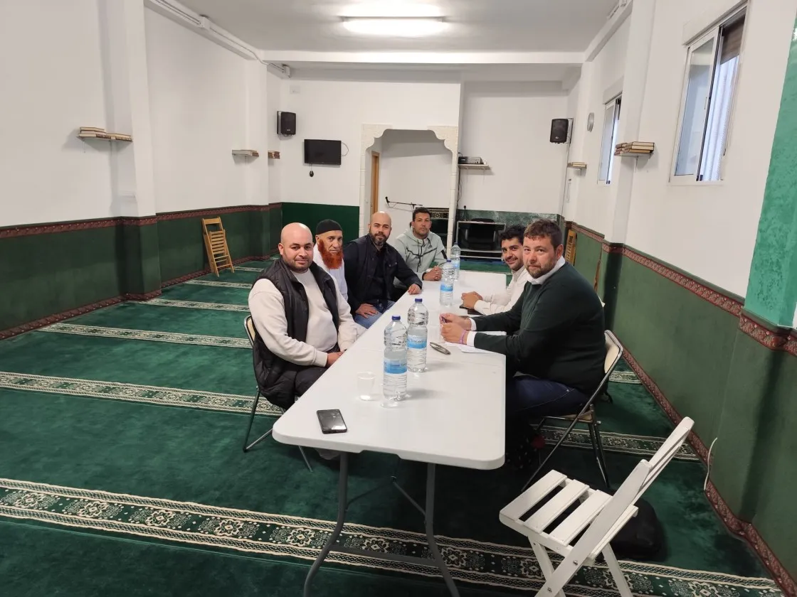 Los concejales José Guillén y Diego Piñeiro en una reunión con la comunidad musulmana de Teruel