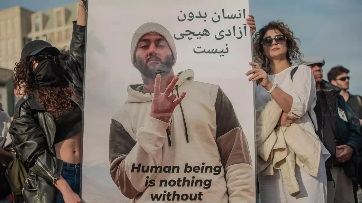 Varios manifestantes en la protesta contra la condena a muerte a Toomaj Salehi en Berlín Babak Bordbar / Middle East Images / AFP Via Getty Images