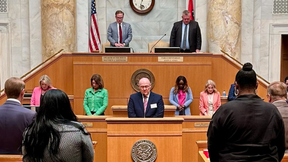 El élder C. Alan Gauldin, Setenta de Área, ora durante una reunión con la gobernadora de Arkansas, Sarah Huckabee Sanders, en Little Rock, Arkansas, en abril de 2024.
