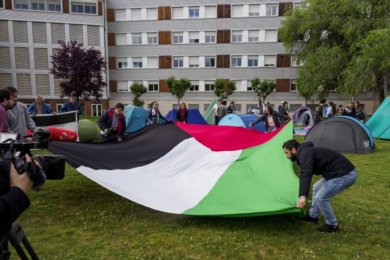 Decenas de estudiantes durante una acampada para exigir "un alto al fuego inmediato en Gaza", en la Universidad de La Rioja, a 15 de mayo de 2024, en Logroño, La Rioja (España).- José Sánchez / Europa Press
