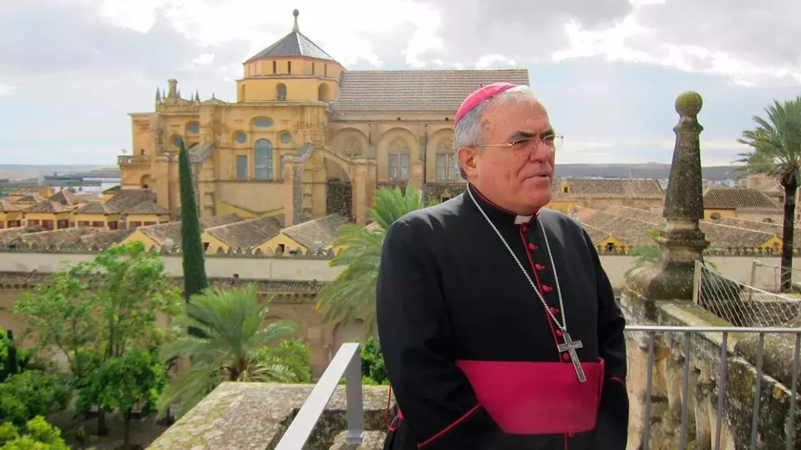 El obispo de Córdoba, Demetrio Fernández, ante la Mezquita-Catedral.