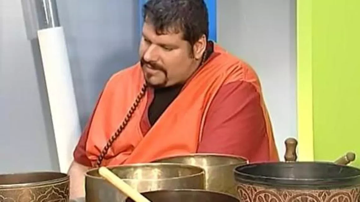 Imagen de una entrevista al líder de una secta, 'Lama Losel', el primero condenado en España. Imagen del streaming de una entrevista realizada por Paralelo 43 y publicada en Youtube