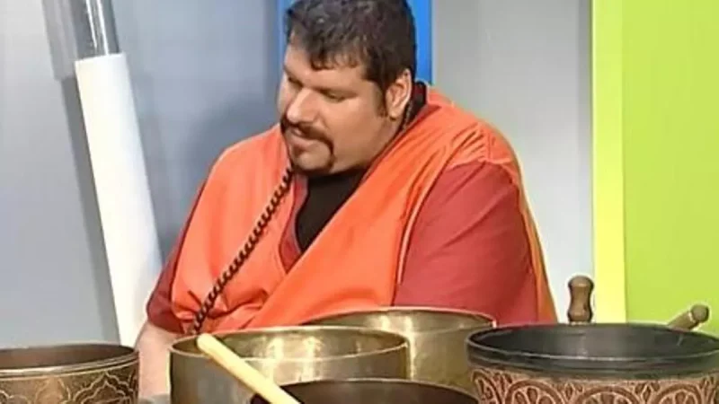 Imagen de una entrevista al líder de una secta, 'Lama Losel', el primero condenado en España. Imagen del streaming de una entrevista realizada por Paralelo 43 y publicada en Youtube
