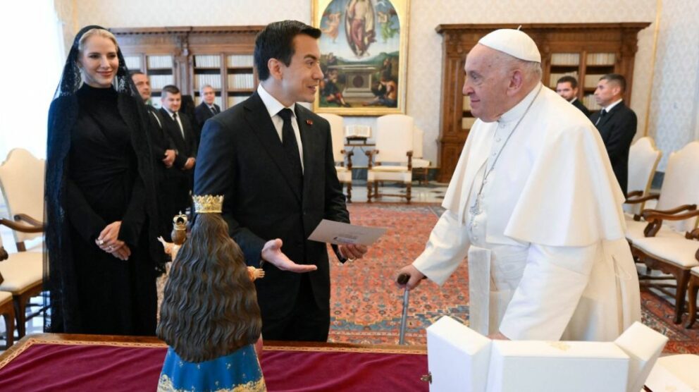 El papa Francisco recibió al presidente Daniel Noboa en el Vaticano, el 13 de mayo de 2024. - Foto: AFP