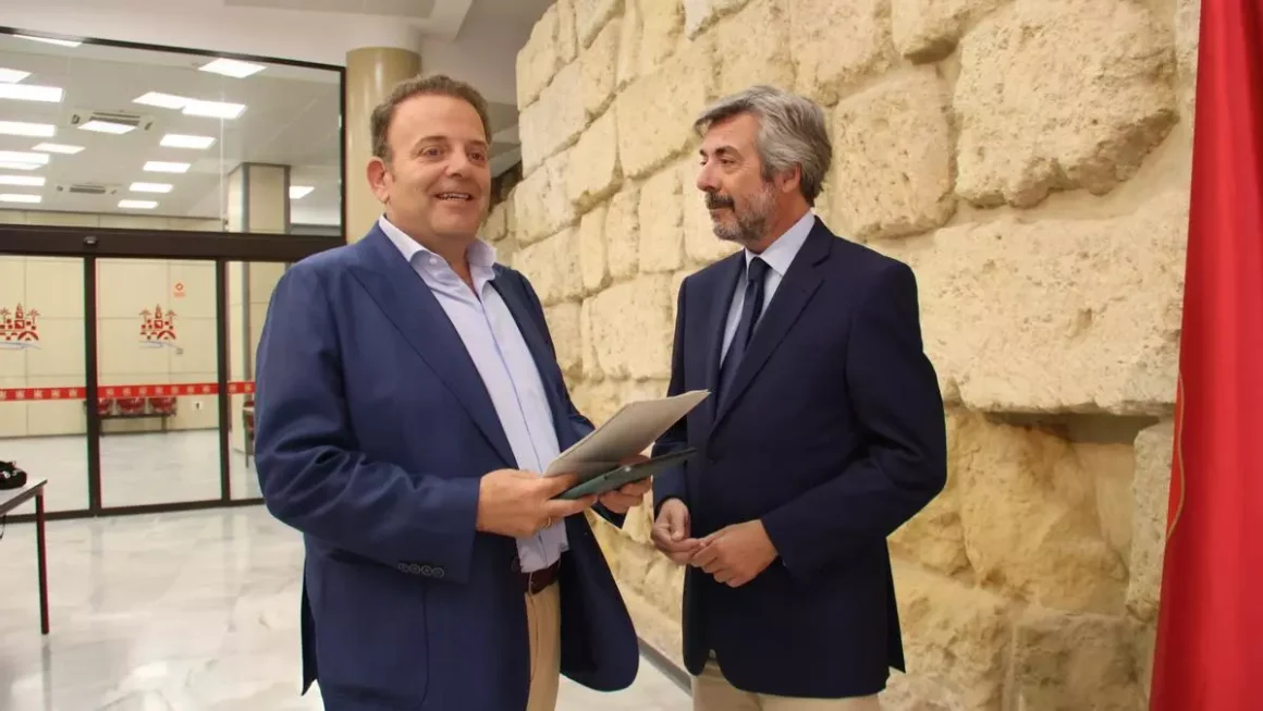 Julián Urbano y Miguel Ángel Torrico, en la Junta de Gobierno Local.
