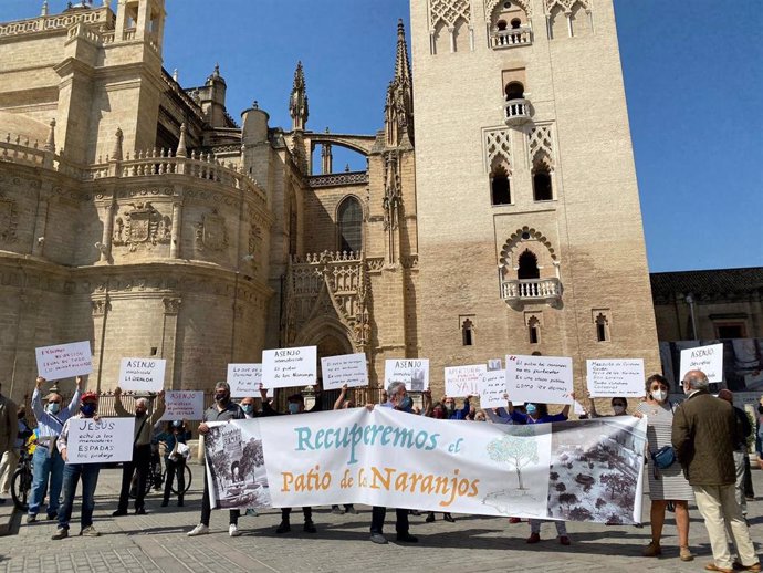 Archivo - Concentración a los pies de la Giralda en demanda de revertir las inmatriculaciones - PLATAFORMA LAS INMATRICULACIONES - Archivo