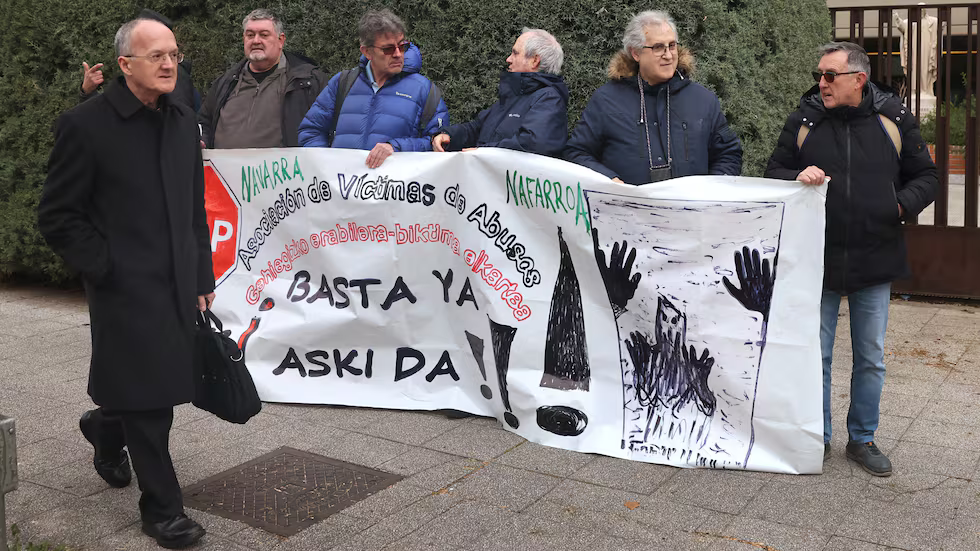 Un grupo de víctimas de pederastia en la Iglesia protestaba ante la sede de la Conferencia Episcopal el pasado mes de marzo.Jaime Villanueva