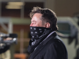 Elon Musk ha anunciado la introducción de la inteligencia artificial general en sus productos aunque no exista. En la imagen en plena pandemia covid-19. Fuente: Wikimedia Commons.