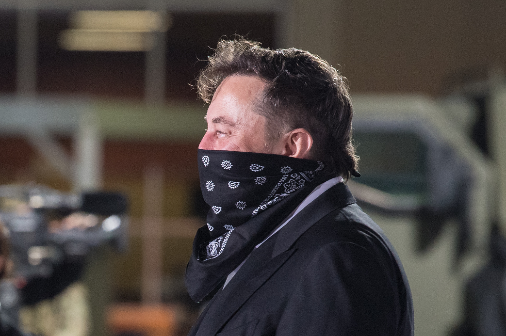 Elon Musk ha anunciado la introducción de la inteligencia artificial general en sus productos aunque no exista. En la imagen en plena pandemia covid-19. Fuente: Wikimedia Commons.