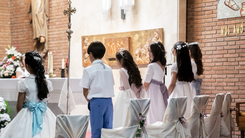 Un grupo de niños se prepara para tomar la Primera Comunión en la iglesia del Colegio Cristo Rey. EP