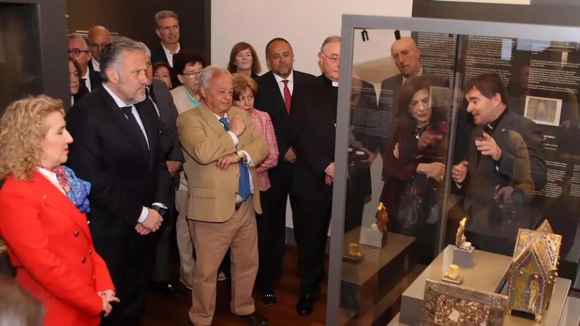 El consejero de Cultura, Gonzalo Santonja (Vox), y autoridades en el nuevo Museo de San Isidoro de León. Peio García / ICAL