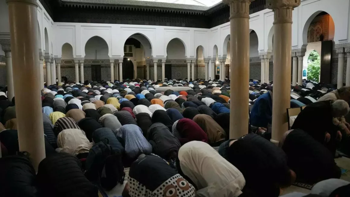 Rezo en la Gran Mezquita de París durante la celebración de la Fiesta del Sacrificio, el pasado 16 de junio. / ZAKARIA ABDELKAFI / AFP