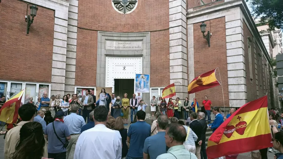 Rosario en la calle de Ferraz en jornada electoral. Diego Alonso Peña