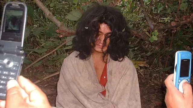 Reencarnación de Buda. Unos curiosos hacen fotos al adolescente nepalí Ram Bahdur Bomjan, de 16 años, a quien muchos consideran la reencarnación de Buda, en el bosque de Piluwa, en el distrito de Bara, en Nepal. El joven, a quien se vio por última vez el 11 de marzo en este mismo lugar, ha estado meditando durante estos meses sin comida ni agua . Miles de budistas e hindúes lo han visitado cada día. Ram Bahdur Bomjan, conocido como 'Budha Boy'.Upendra Lamichhane / EFE
