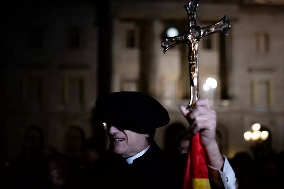 Sacerdote en un rezo comunitario en la plaza Sant Jaume de Barcelona. — Lorena Sopêna. / Europa Press.