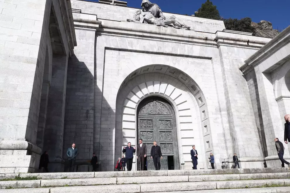El presidente del Gobierno, Pedro Sánchez, acompañado del ministro de Política Territorial y Memoria Democrática, Ángel Víctor Torres, a su salida del Valle de Cuelgamuros. — Fernando Calvo / Pool Moncloa