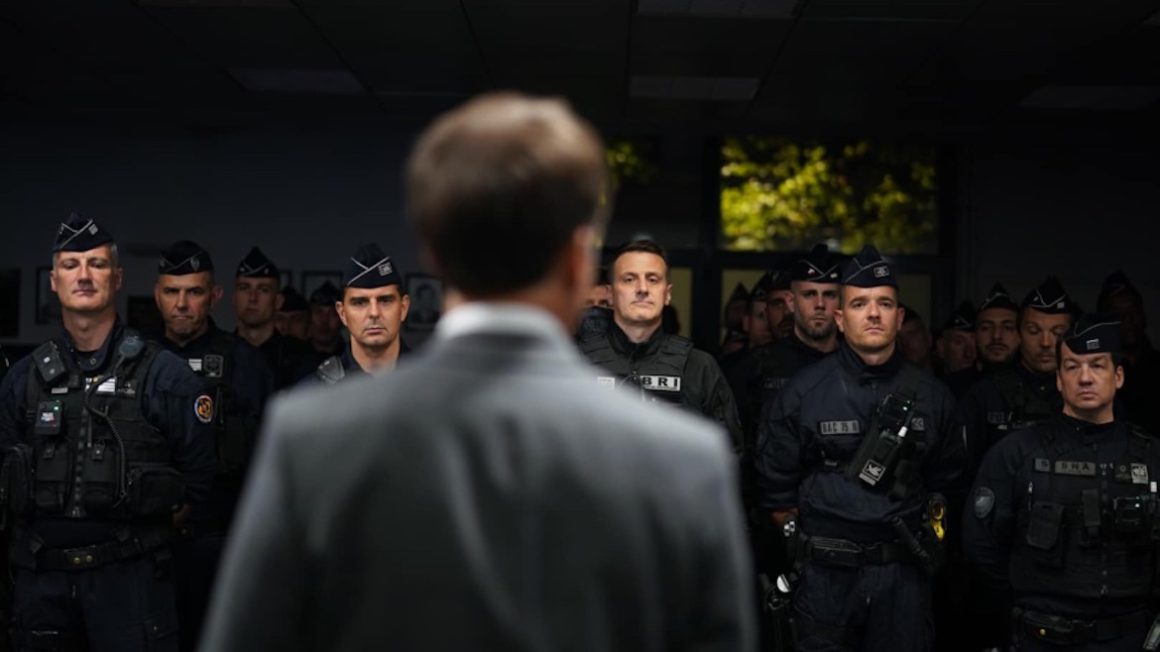 Macron habla frente a oficiales de policía después de las multitudinarias protestas ocurridas en junio de 2023. / Facebook E. Macron.
