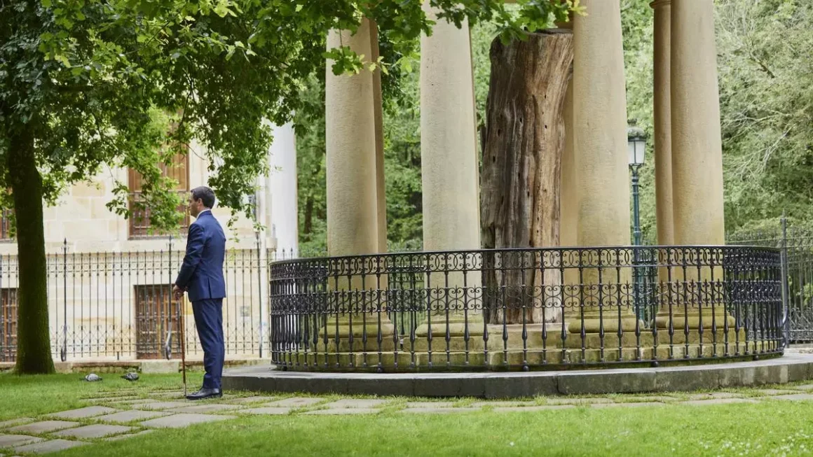 Imanol Pradales, con la makila de lehendakari, junto al árbol de Gernika. EUSKO LEGEBILTZARRA