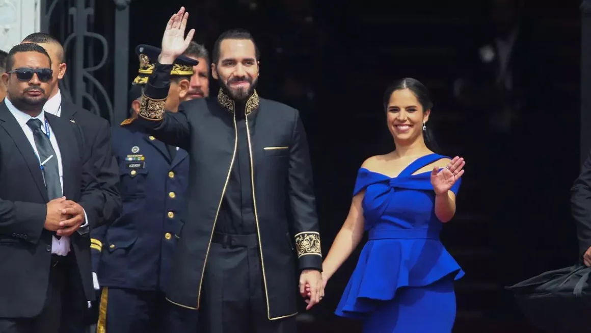 El presidente de El Salvador, Nayib Bukele, saluda a la audiencia junto a su esposa, Gabriela de Bukele, en la ceremonia de su segundo mandato. / José Cabezas