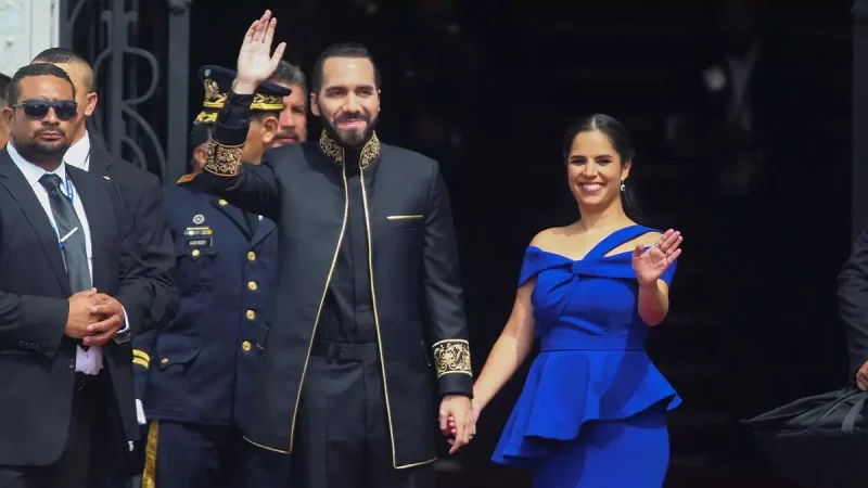 El presidente de El Salvador, Nayib Bukele, saluda a la audiencia junto a su esposa, Gabriela de Bukele, en la ceremonia de su segundo mandato. / José Cabezas