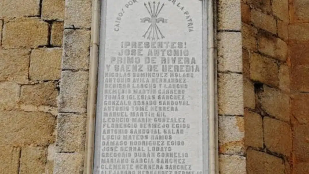 La placa retirada y que ha sido destrozada